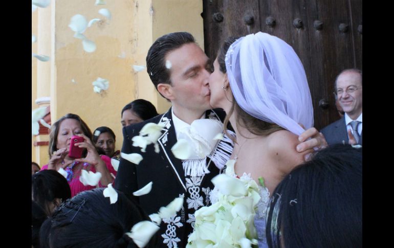 Los nuevos esposos salieron por la puerta principal donde fueron aclamados por personas congregadas. SUN / ARCHIVO