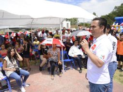 Rizo visitó el fraccionamiento Los Molinos en Tesistán, acompañado por Denise Álvarez, candidata a regidora y vecina del lugar. ESPECIAL / Chava Rizo