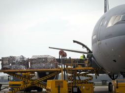 Los equipos de ayuda partieron este domingo a bordo de un avión de transporte militar. AFP / E. Daniels