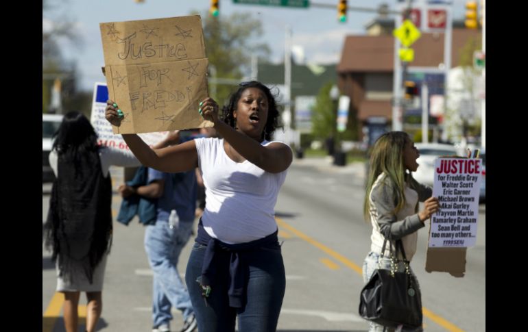 Los manifestantes pidieron justicia para Freddie Gray, fallecido mientras estuvo en custodia de agentes del orden. AP / J. Magana