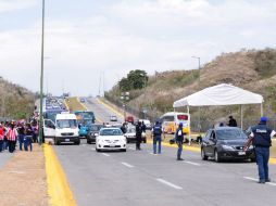 Elementos policiacos solicitan los boletos a quienes caminan por las cercanías del hogar de las Chivas. MEXSPORT / G. Cauich