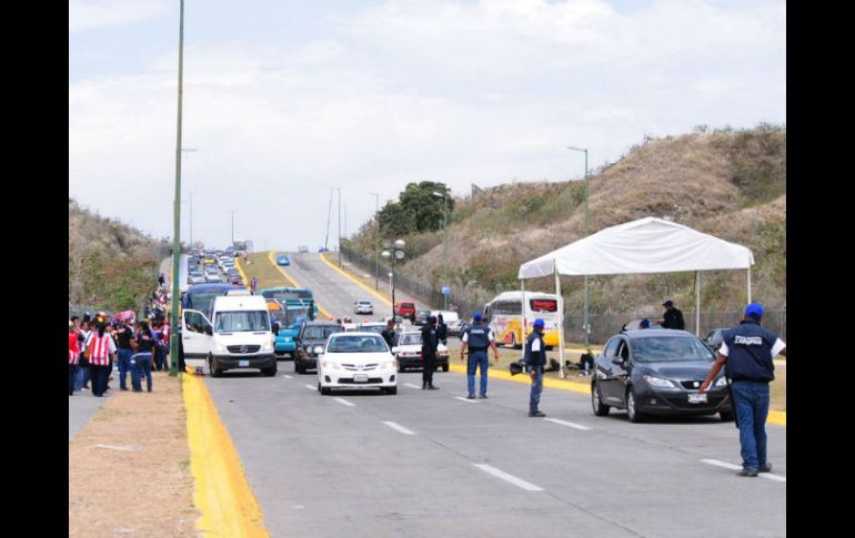 Elementos policiacos solicitan los boletos a quienes caminan por las cercanías del hogar de las Chivas. MEXSPORT / G. Cauich