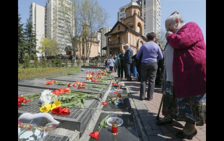 Cientos de personas depositaron flores y velas encendidas al pie del monumento de las víctimas. EFE / S. Dolzhenko