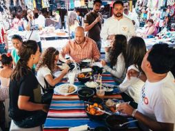 Alfaro visitó algunos puestos de comida del tianguis tradicional, acompañado de su familia. FACEBOOK / Enrique Alfaro Ramírez