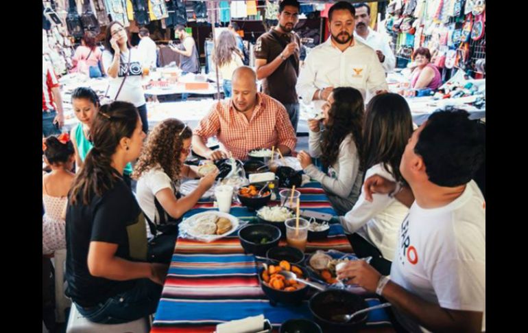 Alfaro visitó algunos puestos de comida del tianguis tradicional, acompañado de su familia. FACEBOOK / Enrique Alfaro Ramírez