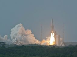 El Ariane-5 salió desde la base espacial de Kurú a las 17:00 horas. EFE / S. Martin