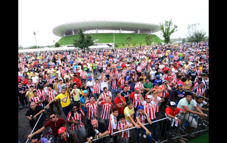 Los afionados confían en que las Chivas ganen el Clásico ante el América. MEXSPORT / A. Macías