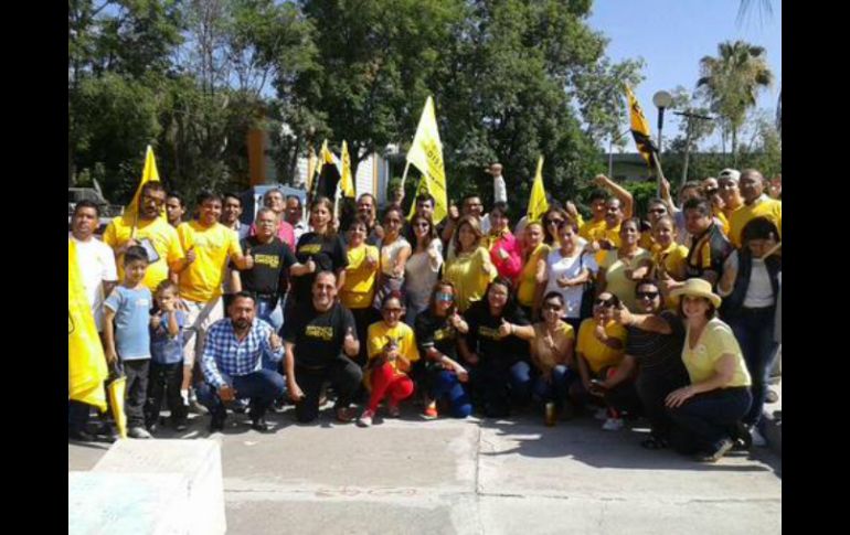 Fausto realizó una caravana silenciosa que concluyó en una reunión con los comerciantes del tianguis de la Normal. TWITTER / @CeliaFausto