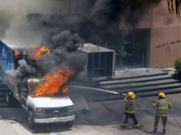 Se registraron seis unidades motrices de empresas privadas incendiadas en el edificio del Congreso del estado. AFP / J. Guerrero