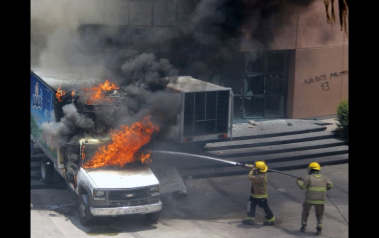 Se registraron seis unidades motrices de empresas privadas incendiadas en el edificio del Congreso del estado. AFP / J. Guerrero