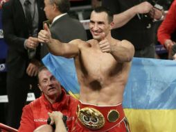 Wladimir Klitschko celebra la victoria. Los jueces calificaron la pelea 116-111, 116-111 y 118-109. EFE / J. Szenes