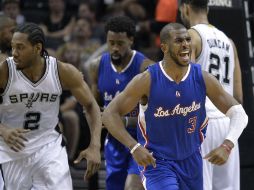 Chris Paul (3) celebra después de encestar un par de los 34 que hizo en el juego. AP / D. Abate