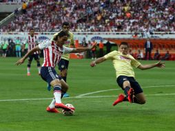 Aldo de Nigris esquivó la barrida de Pablo Aguilar y disparó para conseguir el gol del empate. EL INFORMADOR / M. Vargas