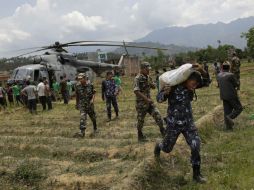 Soldados nepalíes descargan los costales de ayuda que diferentes países mandan. AP / A. Qadri