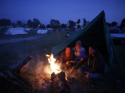 Decenas de miles de familias duermen al aire libre por segunda noche consecutiva, por temor a las réplicas del sismo que no ha cesado. AP / N. Shrestha