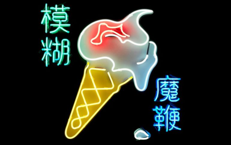 Definen 'The magic whip' como un helado de neón que da alución a un instrumento de control y a la magia de hacer música. TWITTER / @blurofficial