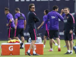 El entrenador del FC Barcelona, Luis Enrique Martínez, y el psicólogo Juan Valdés (d), durante el entrenameinto del equipo. EFE / A. García