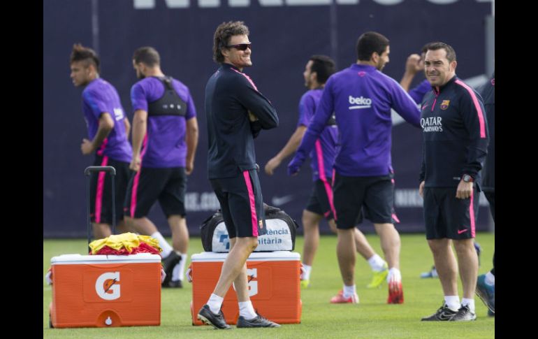 El entrenador del FC Barcelona, Luis Enrique Martínez, y el psicólogo Juan Valdés (d), durante el entrenameinto del equipo. EFE / A. García