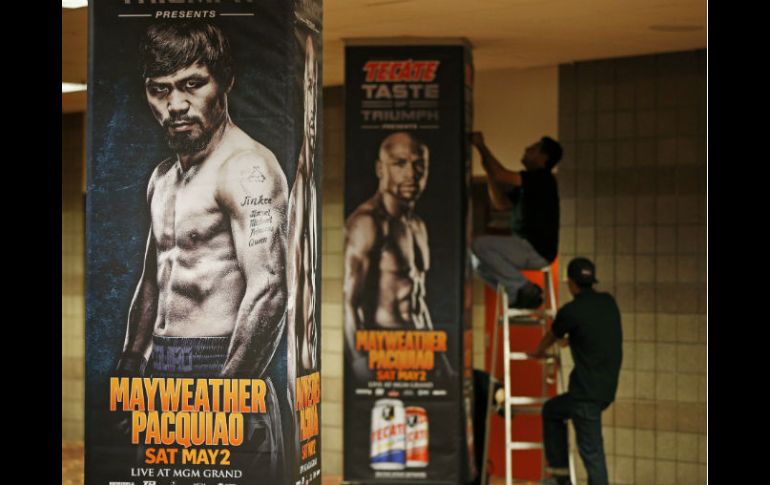 Trabajadores del MGM Grand, sede del combate, colocan lonas para promocionar uno de los eventos más esperados. AP / J. Locher