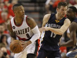 Damian Lillard (i) encabezó el ataque de los Portland Blazers con 32 puntos. EFE / S. Dipaola