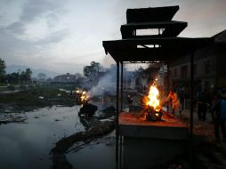 Un sacerdote prepara el fuego para la cremación de una de las miles de víctimas del sismo, en el centro de incineraciones de Pashupat. EFE / D. Azubel