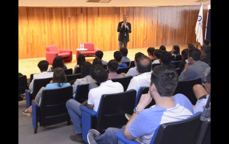 Petersen platicó este martes con integrantes de la Canagraf. ESPECIAL / Alfonso Petersen