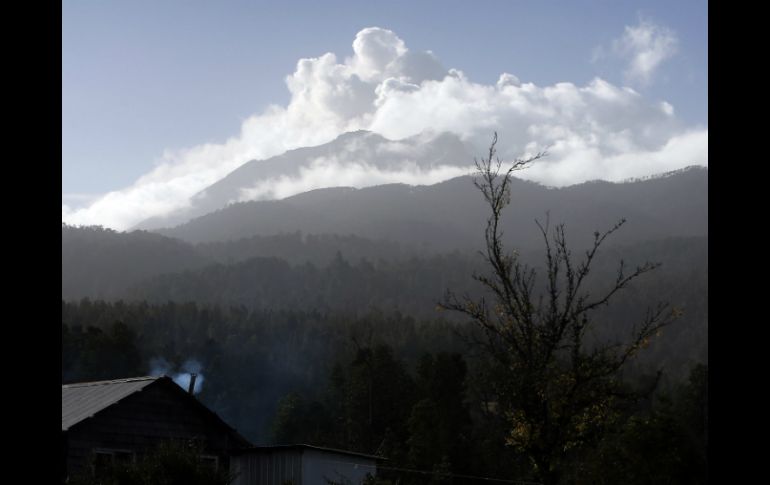 El fenómeno podría afectar a las zonas aledañas al volcán, ubicadas al límite de Puerto Varas y Puerto Montt. EFE / M. Ruíz