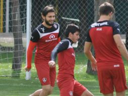 El atacante paraguayo del Atlas, Luis Nery Caballero (Izq), en el entranamiento de ayer en sus intalaciones de 'Las Palomas'. ESPECIAL / AtlasFC