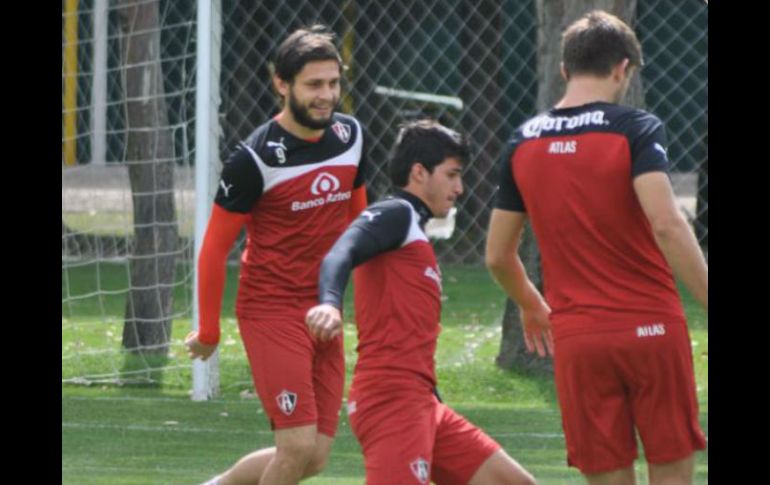 El atacante paraguayo del Atlas, Luis Nery Caballero (Izq), en el entranamiento de ayer en sus intalaciones de 'Las Palomas'. ESPECIAL / AtlasFC