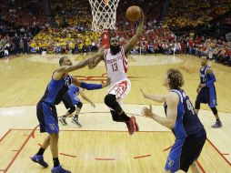 James Harden se eleva entre los defensores de Dallas para encestar el balón. AP / D. Phillip