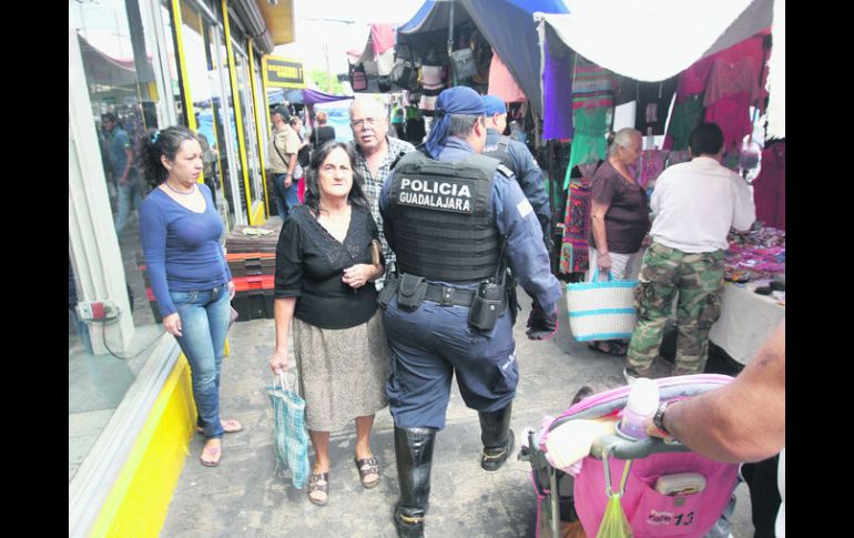 Quejas. Vecinos y comerciantes de la Colonia del Fresno se quejan del trabajo de la Policía tapatía. EL INFORMADOR / A. Camacho