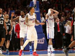 A un minuto del final, Griffin (d) hizo una interferencia que anuló dos puntos que le hubiesen dado la ventaja a su equipo, Clippers. AFP / S. Dunn