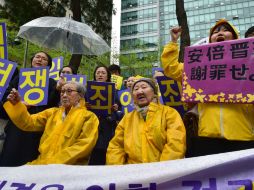 Kim Bok-Dong (i) considera que Japón debe reconocer su error. 'Lo que quiero es que me devuelvan mi honor y mi dignidad', afirma. AFP / J. Yeon-Je