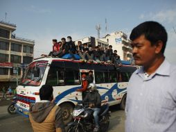 Autobuses con gente apilada en el techo salen de las estaciones; cientos aún buscan cualquier vehículo que los saque de Katmandú. AP / N. Shrestha