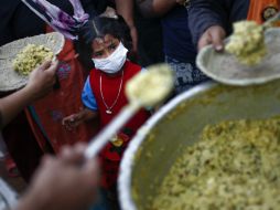 Una niña espera para recoger una ración de comida que sirven a los desplazados tras el terremoto del pasado sábado. EFE / D. Azubel