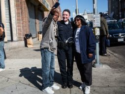 Habitantes de Baltimore buscan recuperar la tranquilidad, aquí, dos ciudadanos se toman una 'selfie' con una agente policial. AFP / A. Burton