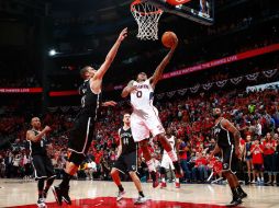 Jeff Teague, de Atlanta, se levanta ante la marca de Brook Lopez, de Brooklyn, para conseguir dos puntos. AFP / K. Cox