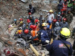 Un equipo estadounidense de rescate ayuda en los trabajos para liberar al joven enterrado. AP / M. Swarup