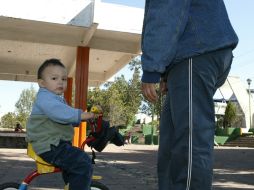 Los infantes necesitan pasar más tiempo con los papás para aprender de ellos. EL INFORMADOR / ARCHIVO