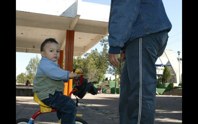 Los infantes necesitan pasar más tiempo con los papás para aprender de ellos. EL INFORMADOR / ARCHIVO