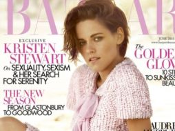 Stewart aparece en la portada de la publicación portando un vestido Chanel. ESPECIAL / harpersbazaar.com