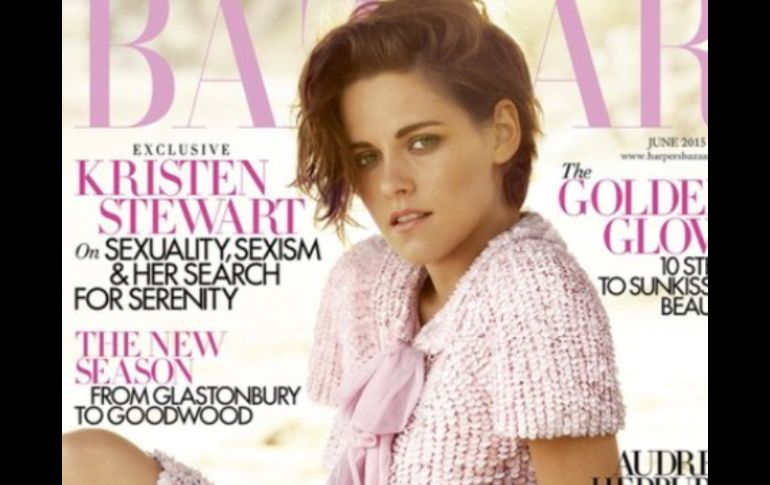 Stewart aparece en la portada de la publicación portando un vestido Chanel. ESPECIAL / harpersbazaar.com