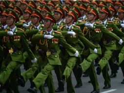 Oficiales de policía desfilan durante la conmemoración del 40 aniversario del fin de la guerra con Estados Unidos en Vietnam. AFP / H. Dinh