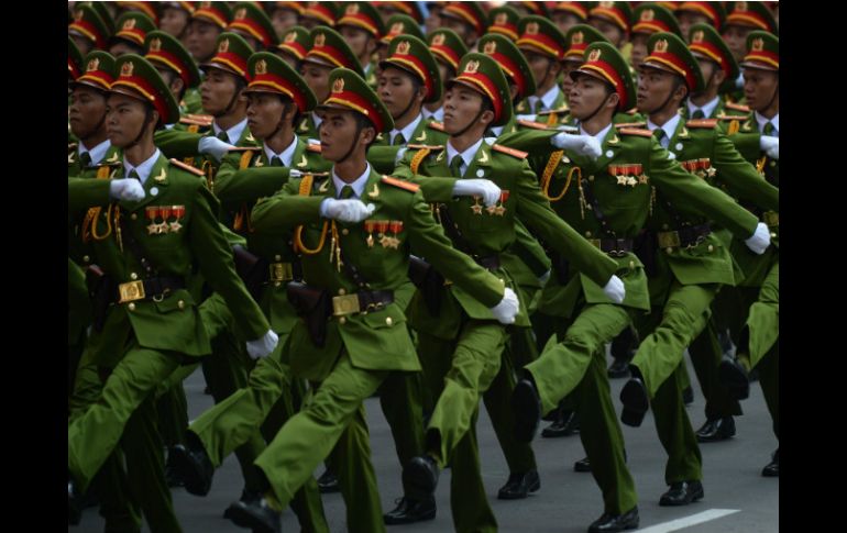 Oficiales de policía desfilan durante la conmemoración del 40 aniversario del fin de la guerra con Estados Unidos en Vietnam. AFP / H. Dinh