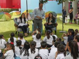 Aristóteles hizo de cuentacuentos frente a varias decenas de niños. EL INFORMADOR / F. Atilano