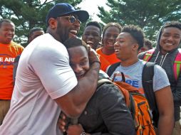 Lewis, conocido por sus emotivos discursos durante su época como jugador, utilizó esa habilidad para dirigirse a los jóvenes. AP / K. Lam /Baltimore Sun