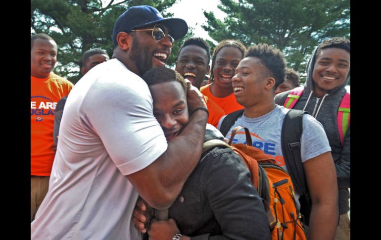 Lewis, conocido por sus emotivos discursos durante su época como jugador, utilizó esa habilidad para dirigirse a los jóvenes. AP / K. Lam /Baltimore Sun