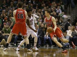 Mike Dunleavy aporta 20 puntos y encabeza la paliza que dio Los Toros a Bucks. AP / J. Phelps