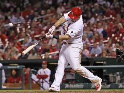 Matt Adams conecta la bola para conseguir un cuadrangular en la tercera entrada. AP / B. Hurst