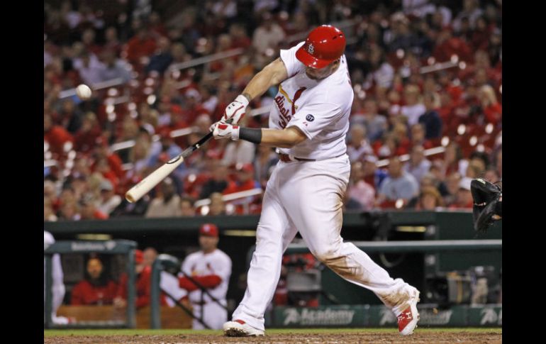 Matt Adams conecta la bola para conseguir un cuadrangular en la tercera entrada. AP / B. Hurst